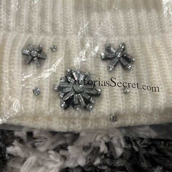 🤍🤍VICTORIA’S SECRET BEANIE 🤍🤍 - Picture 5 of 6